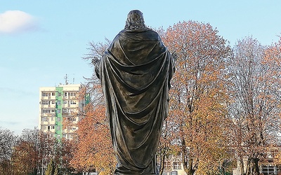 ▼	Zabrze. Figura Pana Jezusa w kwaterze cmentarnej kamilianów, zwrócona w stronę szkoły i osiedla przy ul. Pokoju. 