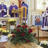 ▲	Msza w kościele św. Stanisława Kostki. Zmarły został pośmiertnie odznaczony przez Prezydenta RP Złotym Krzyżem Zasługi.