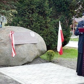Na obelisku znalazły się słowa kard. Wyszyńskiego.