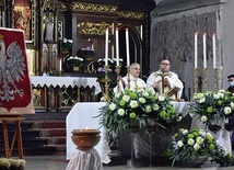 ▲	Biskup Marek Mendyk w czasie Mszy św. w strzegomskiej bazylice.