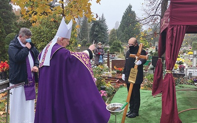 ◄	Modlitwa nad grobem Wacława Białobrzeskiego.