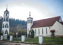 ▲	Murowany kościół parafialny wzniesiono w 1929 r. w stylu neogotyckim.