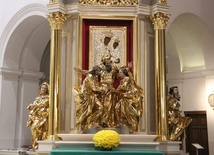 W kościele oprócz głównego ołtarza znajduje się 10 ołtarzy bocznych (po pięć z każdej strony głównej nawy) oraz położona przy prezbiterium kaplica Grobu Chrystusowego.