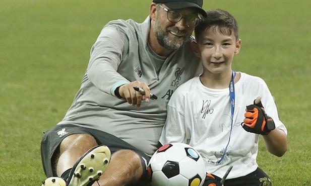 Po treningu na stadionie w Stambule trener Klopp znalazł czas dla młodych fanów. Dzień później unosił trofeum Superpucharu  Europy UEFA