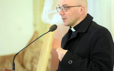 Ks. Dominik Ostrowski w czasie jednego z sympozjów liturgicznych.