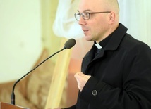 Ks. Dominik Ostrowski w czasie jednego z sympozjów liturgicznych.