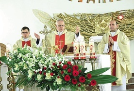 Celebransi Mszy św. w Koszycach Wielkich.