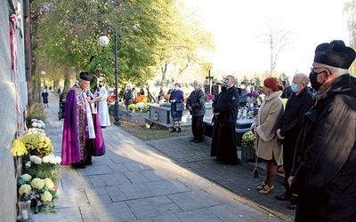 Ceremonii przewodniczył miejscowy duszpasterz  ks. Jerzy Kawik.