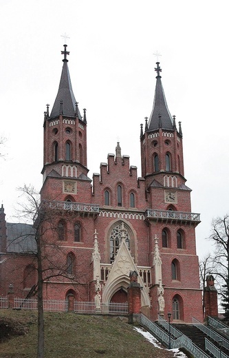 Tak wygląda „wiejska katedra” postawiona na skale.