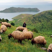 Pasterz nad jeziorem Van.
24.05.2010 Turcja