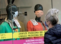 Mimo przecen klientów kupujących ubrania jest znacznie mniej niż zwykle.