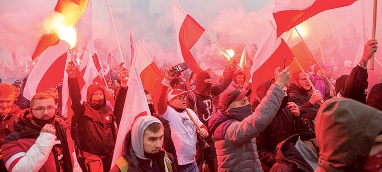 Marsz zakłócili pseudokibice atakujący policję.