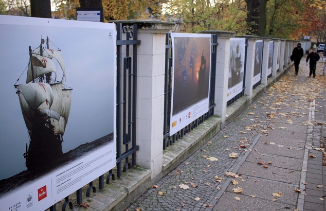 500. rocznica pierwszego opłynięcia Ziemi. Wystawa w galerii "Na płocie"