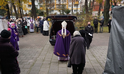 Człowiek z sercem na dłoni