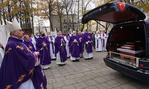 Człowiek z sercem na dłoni