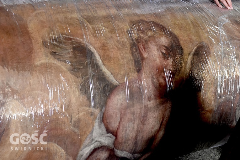 Przygotowanie do zawieszenia pierwszego wielkoformatowego obrazu