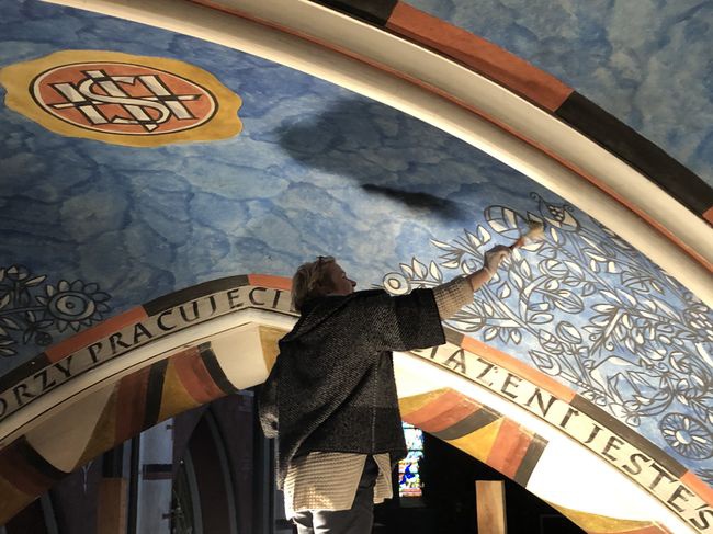 Grażyna Głaz podczas prac w farze.