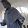 Sprawca lub sprawcy posłużyli się jakimś narzędziem, odcinając lewą dłoń i palce prawej ręki zabytkowej figury św. Jana Nepomucena.