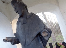 Sprawca lub sprawcy posłużyli się jakimś narzędziem, odcinając lewą dłoń i palce prawej ręki zabytkowej figury św. Jana Nepomucena.