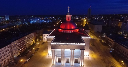 Katowice. Akcja #RedWeek: kościoły w kolorze krwi