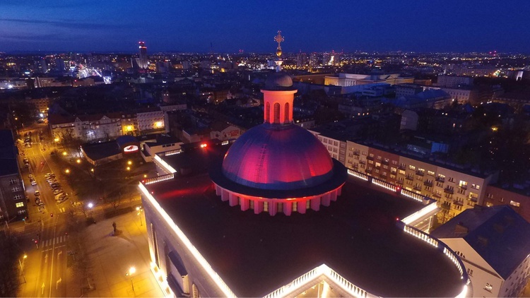 Katowice. Akcja #RedWeek: kościoły w kolorze krwi