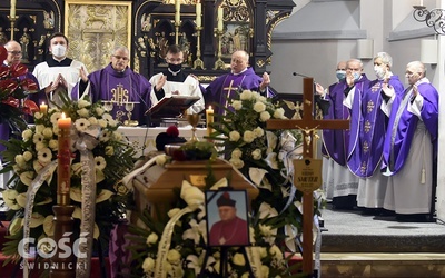 Msza św. pogrzebowa w bystrzyckim kościele.