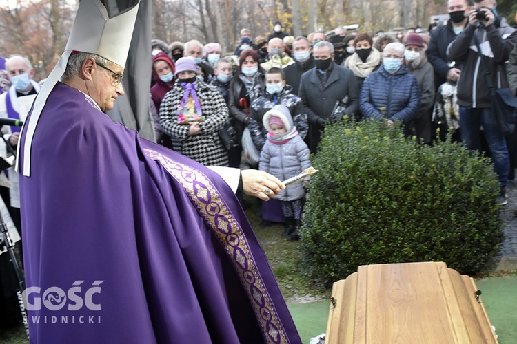 Pogrzeb ks. Stefana Smotera, proboszcza z parafii pw. św. Michała Archanioła w Bystrzycy Kłodzkiej