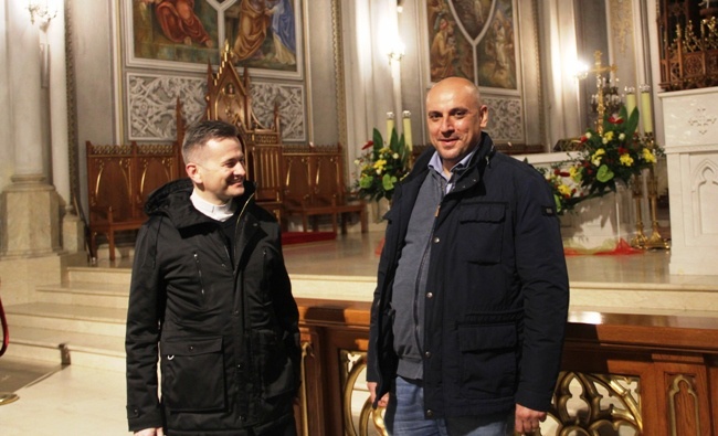 Ks. Grzegorz Zieliński i Robert Barszczyński.