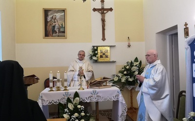 Biskup wraz z ks. Markiem Korgulem przy ołtarzu w domu sióstr prezentek. 