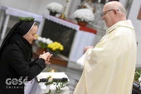 Siostra Rachela tuż po przyjęciu obrączki symbolizującej zaślubiny z Chrystusem.