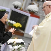 Siostra Rachela tuż po przyjęciu obrączki symbolizującej zaślubiny z Chrystusem.