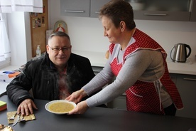 Na zupę w każdą sobotę zapraszają ks. Dariusz i pani Bożena.