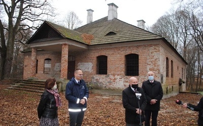 Konferencja prasowa przed dworkiem w Bielinach.