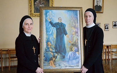 Siostry Mateusza i Julita z wizerunkiem św. Zygmunta Gorazdowskiego.