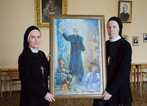 Siostry Mateusza i Julita z wizerunkiem św. Zygmunta Gorazdowskiego.