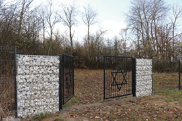 Teren zabezpieczono i ogrodzono. Niebawem dokończone zostaną prace związane z jego oczyszczaniem, które rozpoczęli harcerze ze szkoły w Nowym Mieście.