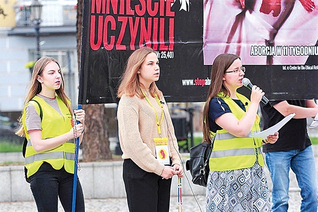 Gosia Figiel (w środku) koordynuje Różaniec, zadośćuczynienie za grzech aborcji w Brzesku.