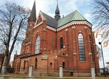 Neogotycki kościół pw. Matki Bożej Szkaplerznej.