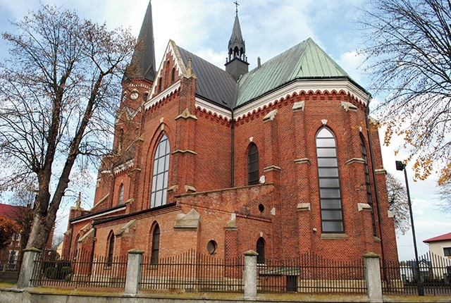 Neogotycki kościół pw. Matki Bożej Szkaplerznej.