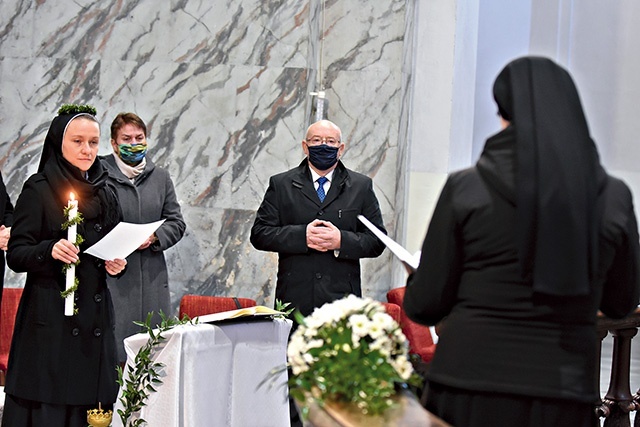 	S. Rachela w czasie oficjalnego przyjęcia do grona Zgromadzenia Sióstr Maryi Niepokalanej w otoczeniu swoich rodziców i pozostałych sióstr.