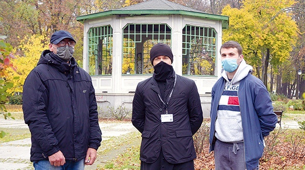 Przed altaną w parku im. Tadeusza Kościuszki. Stoją od lewej: Mariusz, ks. Daniel Glibowski i Jakub.