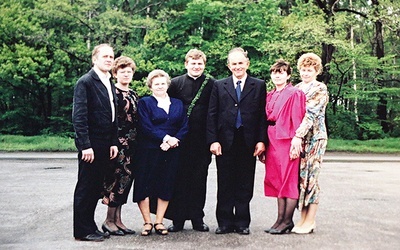 ▲	Ks. Piotr Berger z rodzicami i rodzeństwem  po prymicjach 19 maja 1991 roku.