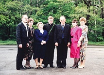▲	Ks. Piotr Berger z rodzicami i rodzeństwem  po prymicjach 19 maja 1991 roku.