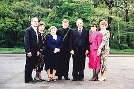 ▲	Ks. Piotr Berger z rodzicami i rodzeństwem  po prymicjach 19 maja 1991 roku.