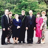 ▲	Ks. Piotr Berger z rodzicami i rodzeństwem  po prymicjach 19 maja 1991 roku.