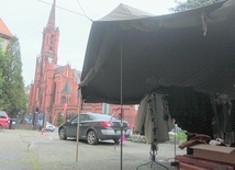 ▲	Ubrania dla potrzebujących  można zostawić w namiocie przy legnickim kościele pw. Trójcy Świętej.