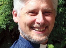 ▲	– Tym razem, gdy wiele osób spędzi święta osobno, ta świeca pokaże naszą duchową łączność i jedność – uważa ks. Paweł.