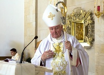 ▲	Pierwszą Eucharystię bp Romuald Kamiński odprawi w środę  2 grudnia o godzinie 20 w kościele Matki Bożej Nieustającej Pomocy przy ul. Nobla na Saskiej Kępie.