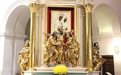 ◄	Oprócz ołtarza głównego w kościele jest 10 ołtarzy bocznych i kaplica Grobu Chrystusowego.