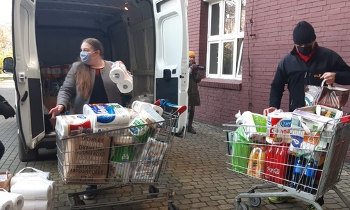 Chorzów. Uczniowie "Słowaka" pomagają medykom. Dary dla Szpitala Miejskiego